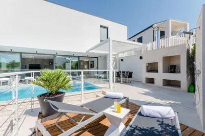 Bazen u objektu Luxury 
