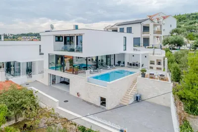 Bazen u objektu Luxury 