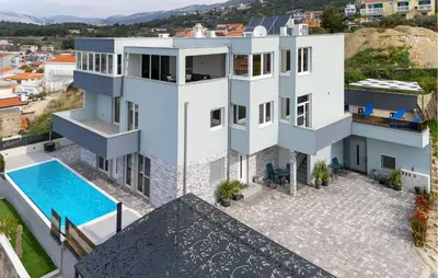 Bazen u objektu Stunning Apartment In Podstrana ili u blizini