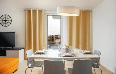 TV i/ili zabavni centar u objektu 2 Bedroom Nice Apartment In Podstrana