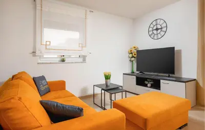 TV i/ili zabavni centar u objektu 2 Bedroom Nice Apartment In Podstrana