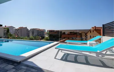 Bazen u objektu 2 Bedroom Nice Apartment In Podstrana ili u blizini