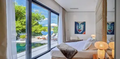 Krevet ili kreveti u jedinici u objektu Luxury seafront villa Prestige Brač with pool & private sea deck