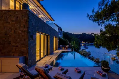 Bazen u objektu Luxury seafront villa Prestige Brač with pool & private sea deck ili u blizini