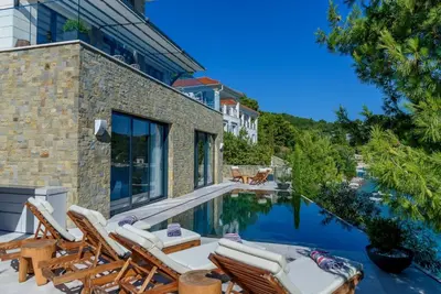 Bazen u objektu Luxury seafront villa Prestige Brač with pool & private sea deck ili u blizini