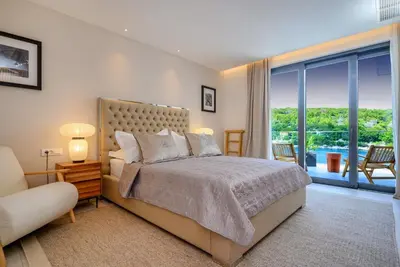 Krevet ili kreveti u jedinici u objektu Luxury seafront villa Prestige Brač with pool & private sea deck