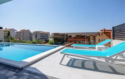 Bazen u objektu 1 Bedroom Beautiful Apartment In Podstrana ili u blizini