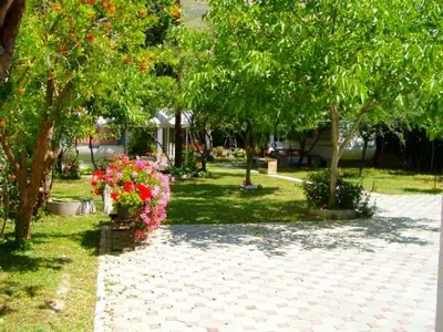 Vrt u objektu Apartment with a sea View No 15, first row by the sea, Beach house Ana