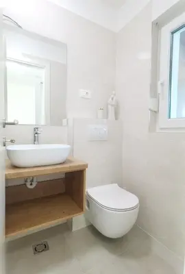 Kupaonica u objektu Double bedroom apartment No 16, first row by the sea, Beach House Ana