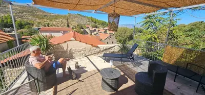 Pogled na planine ili pogled na planine iz vikendica