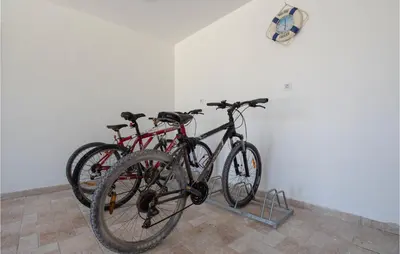 Vožnja biciklom pokraj objekta Holiday Home Skrip With Sea View 279 ili u blizini