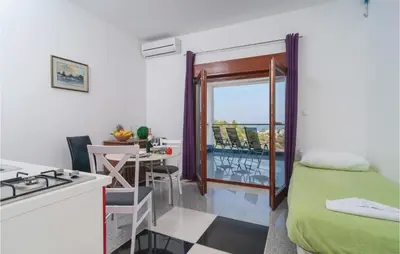 Krevet ili kreveti u jedinici u objektu Awesome Home In Stomorska With Kitchen