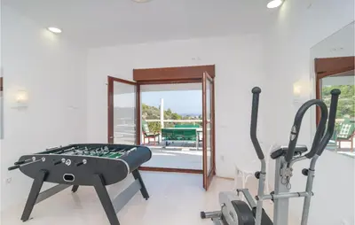 Fitness centar i/ili fitness sadržaji u objektu Awesome Home In Stomorska With Kitchen