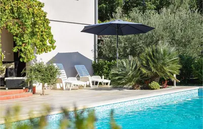 Bazen u objektu Stunning Home In Tugare ili u blizini