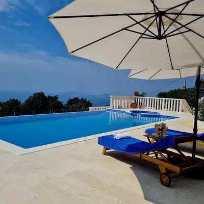 Bazen u objektu Family-friendly apartments with swimming pool Podstrana - Split - 23526 ili u blizini