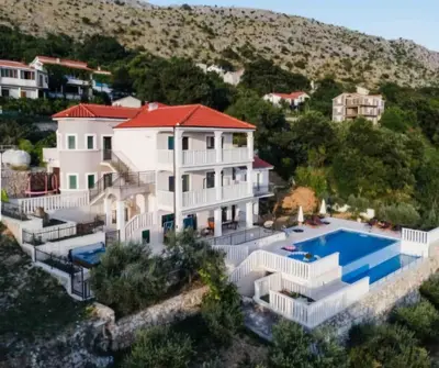 Bazen u objektu Family-friendly apartments with swimming pool Podstrana - Split - 23526 ili u blizini
