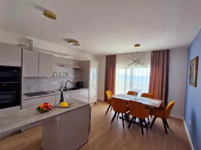 Kuhinja ili čajna kuhinja u objektu Family-friendly apartments with swimming pool Podstrana - Split - 23526