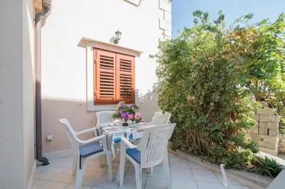 Vrt u objektu Apartments Longo - One Bedroom Apartment with Terrace, A2 - ST