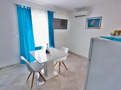 Kuhinja ili čajna kuhinja u objektu Apartments Lenka - One Bedroom Apartment with Balcony and garden View A1