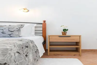 Krevet ili kreveti u jedinici u objektu Apartments Tino- Two Bedroom Apartment with Terrace and Sea View A2