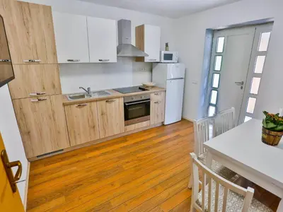 Kuhinja ili čajna kuhinja u objektu Apartments Lenka - Two Bedroom Apartment with Garden Terrace A4