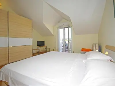 Krevet ili kreveti u jedinici u objektu Apartments Villa Rose - Standard Studio with Sea View and shared Terrace A2 bijeli