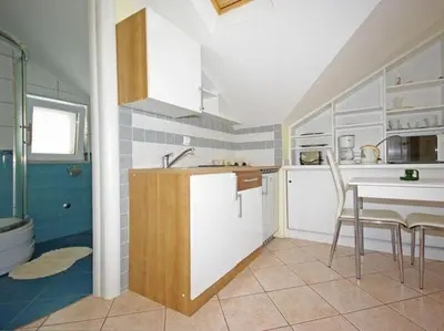 Kuhinja ili čajna kuhinja u objektu Apartments Villa Rose - Standard Studio with Sea View and shared Terrace A2 bijeli