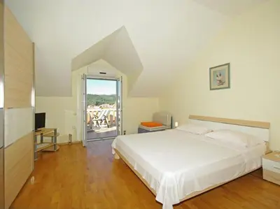 Krevet ili kreveti u jedinici u objektu Apartments Villa Rose - Standard Studio with Sea View and shared Terrace A2 bijeli