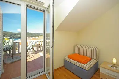 Balkon ili terasa u objektu Apartments Villa Rose - Standard Studio with Sea View and shared Terrace A2 bijeli