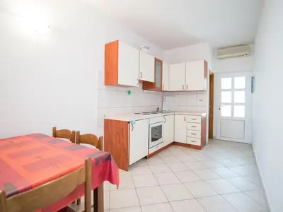 Kuhinja ili čajna kuhinja u objektu Apartments Neva- One Bedroom Apartment