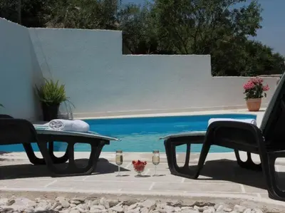 Bazen u objektu Holiday House Pine Tree - Three Bedroom Holiday Home with Pool ili u blizini