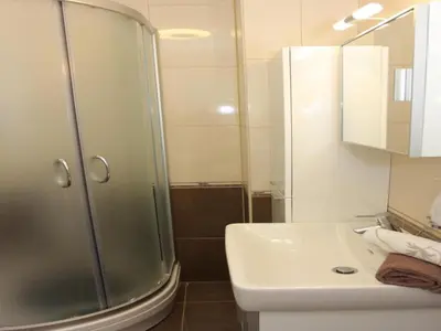 Kupaonica u objektu Holiday House Pine Tree - Three Bedroom Holiday Home with Pool