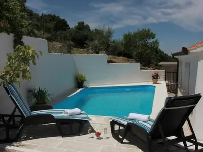 Bazen u objektu Holiday House Pine Tree - Three Bedroom Holiday Home with Pool ili u blizini