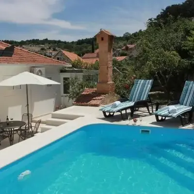 Holiday House Pine Tree - Three Bedroom Holiday Home with Pool
