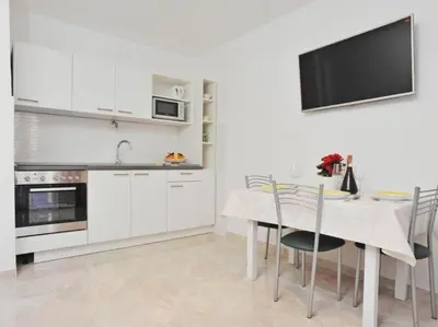 Kuhinja ili čajna kuhinja u objektu Apartments Lenka - One Bedroom Apartment with Balcony and garden View A2