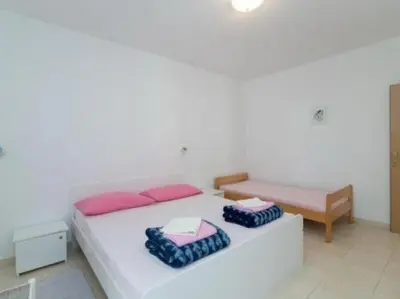 Krevet ili kreveti u jedinici u objektu Apartments Boguvila - Two-Bedroom Standard Apartment with Terrace A6 - ST