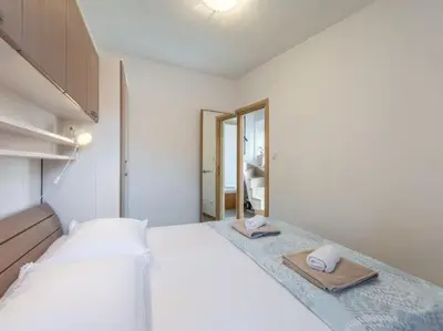 Krevet ili kreveti u jedinici u objektu Apartments Sonja - Two Bedroom Apartment with Balcony and Garden View A3 2 ST