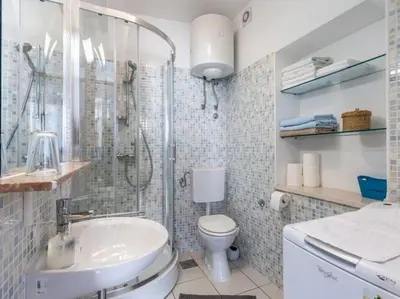 Kupaonica u objektu Apartments Sonja - Two Bedroom Apartment with Balcony and Garden View A3 2 ST