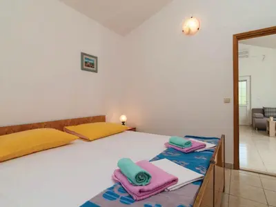 Krevet ili kreveti u jedinici u objektu Holiday Home Blossom - Four Bedroom Holiday Home with Outdoor Pool and Jacuzzi - ST