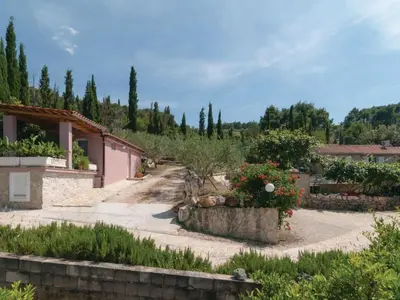 Vrt u objektu Holiday Home Blossom - Four Bedroom Holiday Home with Outdoor Pool and Jacuzzi - ST