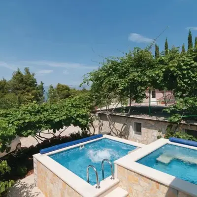 Holiday Home Blossom - Four Bedroom Holiday Home with Outdoor Pool and Jacuzzi - ST