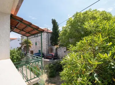 Vrt u objektu Apartment Alana - Two Bedroom Apartment with Terrace and Sea View - ST