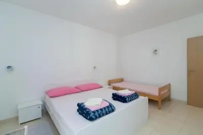 Krevet ili kreveti u jedinici u objektu Apartments Boguvila - Two-Bedroom Basic Apartment with Terrace A1 - ST