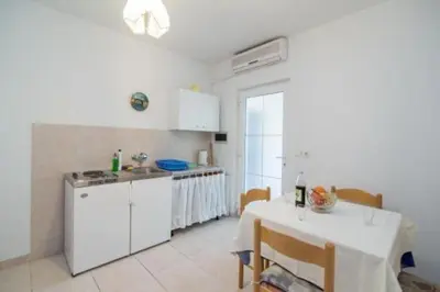 Kuhinja ili čajna kuhinja u objektu Apartments Boguvila - Two-Bedroom Basic Apartment with Terrace A1 - ST