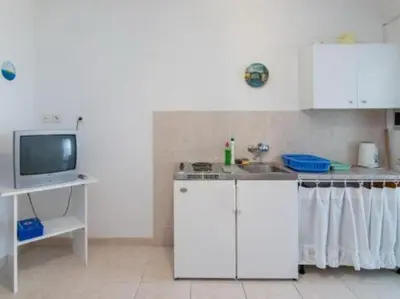 Kuhinja ili čajna kuhinja u objektu Apartments Boguvila - Two-Bedroom Basic Apartment with Terrace A1 - ST