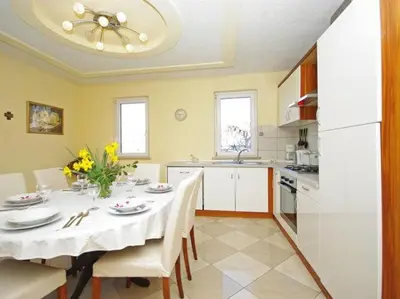 Kuhinja ili čajna kuhinja u objektu Apartments Villa Rose - Two-Bedroom Apartment with Sea View Terrace