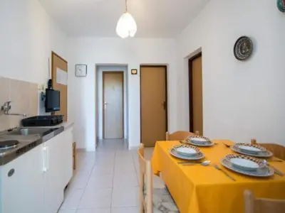 Kuhinja ili čajna kuhinja u objektu Apartments Boguvila - Two-Bedroom Family Apartment with Terrace A2 - ST