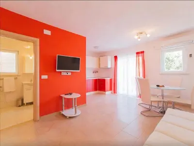 TV i/ili zabavni centar u objektu Apartment with balcony and sea view