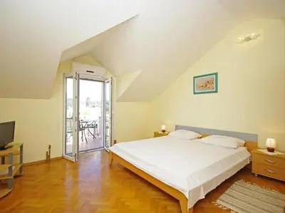 Krevet ili kreveti u jedinici u objektu Apartments Villa Rose - Economy Studio with Sea View and shared Terrace A3 crveni
