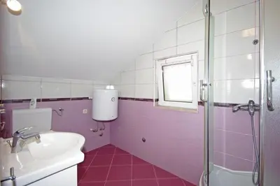 Kupaonica u objektu Apartments Villa Rose - Economy Studio with Sea View and shared Terrace A3 crveni